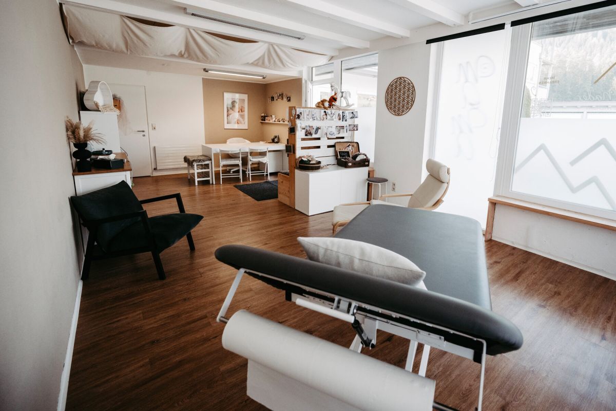 Therapieliege im Behandlungsbereich