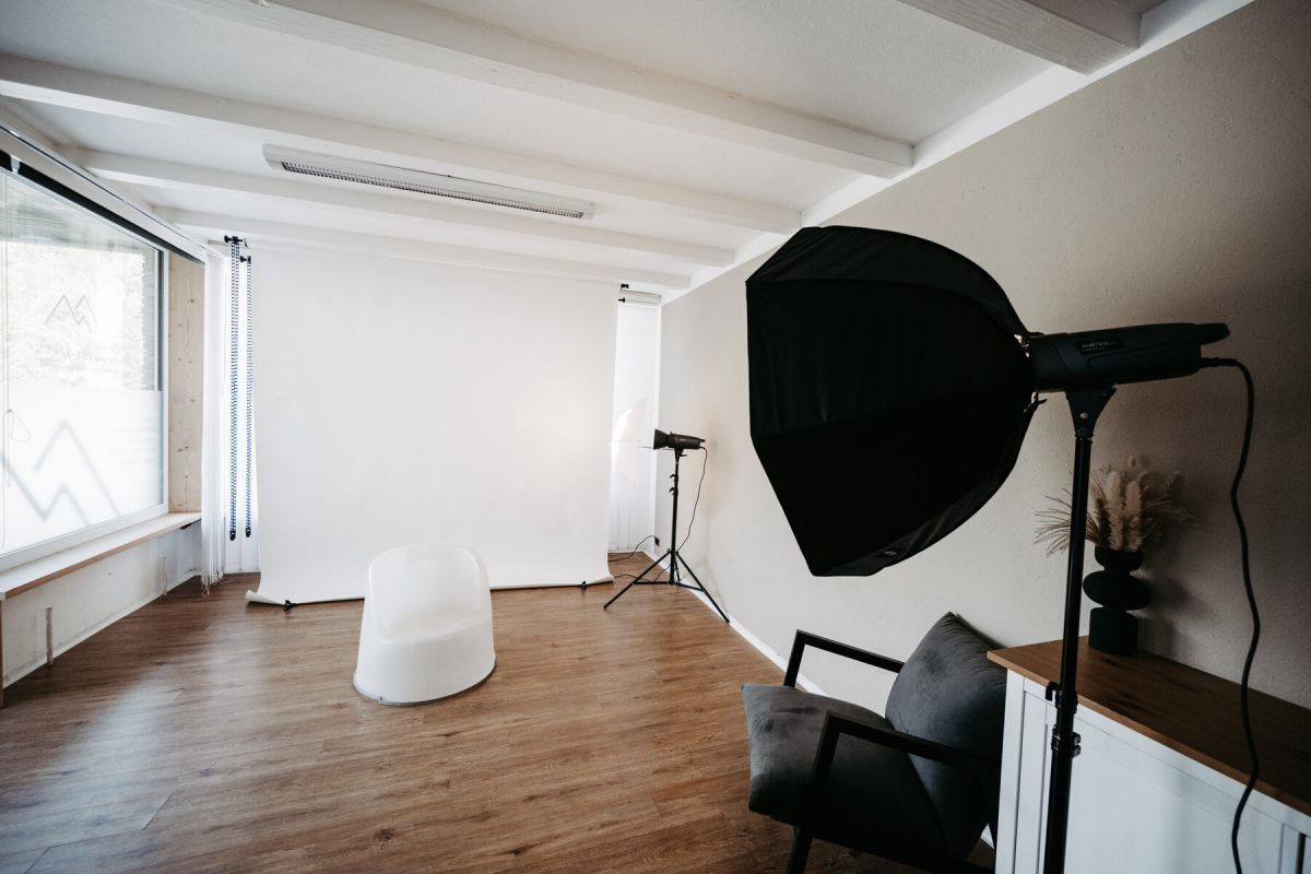 Das Fotostudio mit Hintergrund und Licht